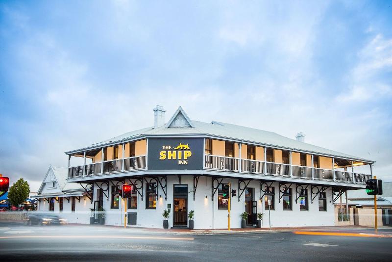 فندق Nightcap At The Ship Inn