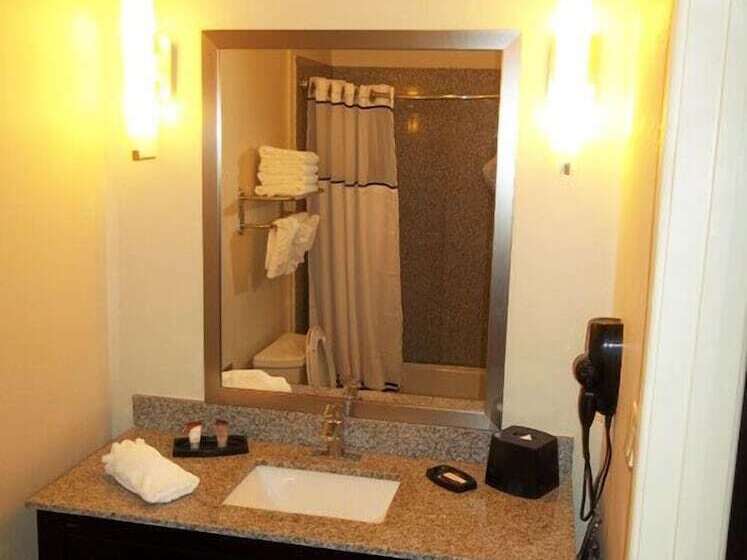 هتل Quality Inn & Suites Victoria East