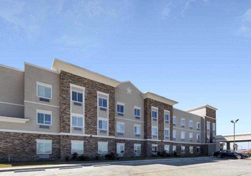 هتل Quality Inn & Suites Victoria East