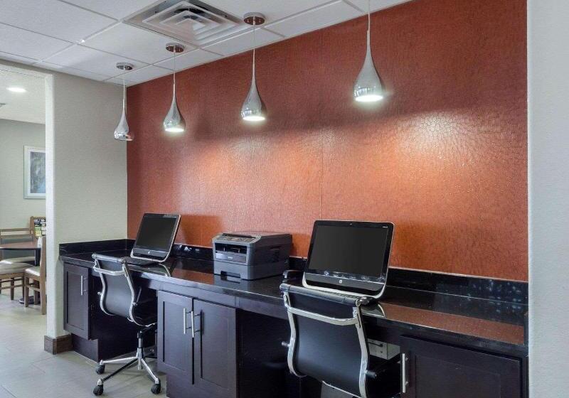 هتل Quality Inn & Suites Victoria East