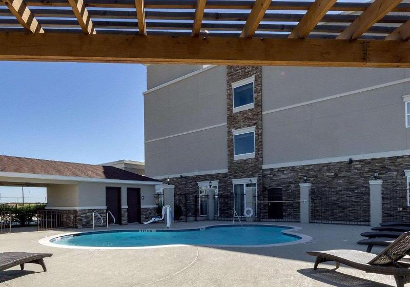 هتل Quality Inn & Suites Victoria East