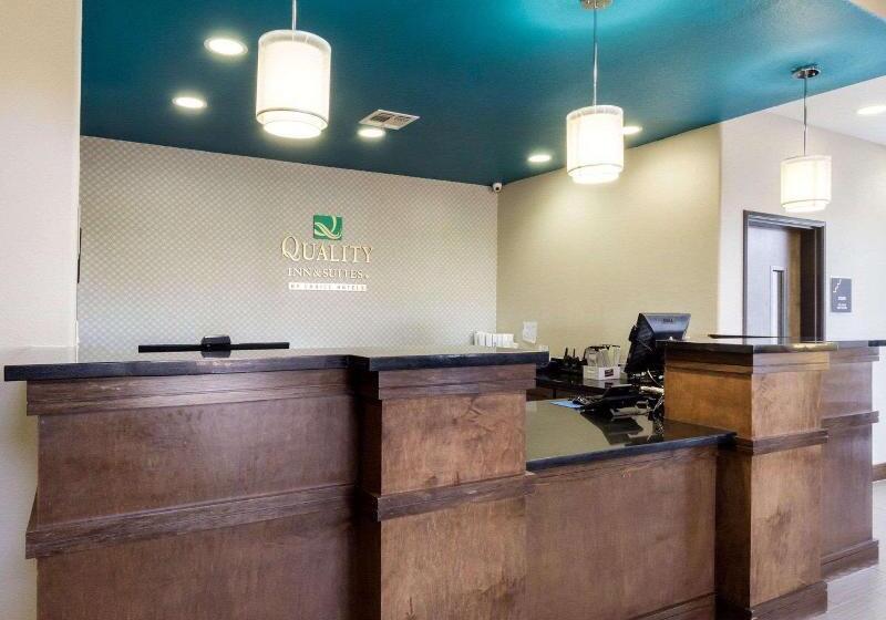 هتل Quality Inn & Suites Victoria East