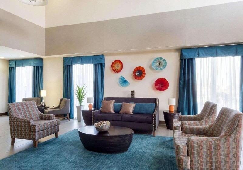 هتل Quality Inn & Suites Victoria East