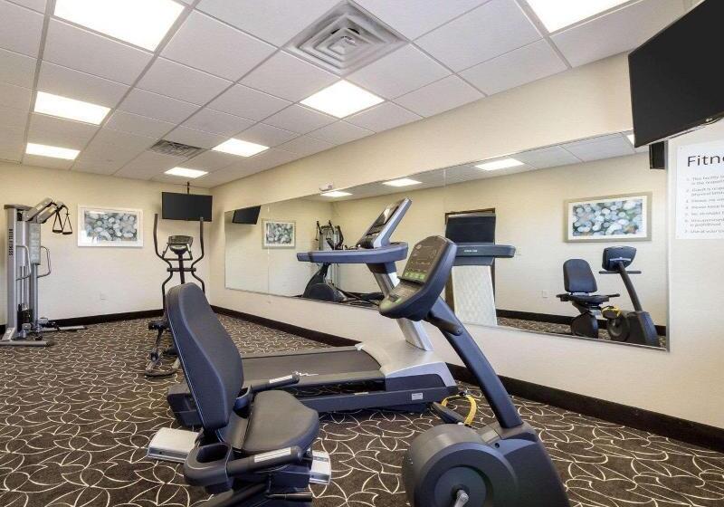 هتل Quality Inn & Suites Victoria East