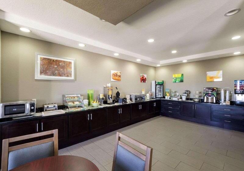 هتل Quality Inn & Suites Victoria East
