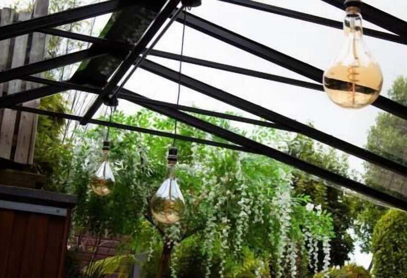 Отель Quinlan & Cooke Boutique Townhouse And Qcs Seafood Restaurant