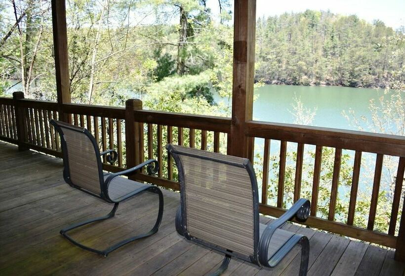 Lakeside Lodge