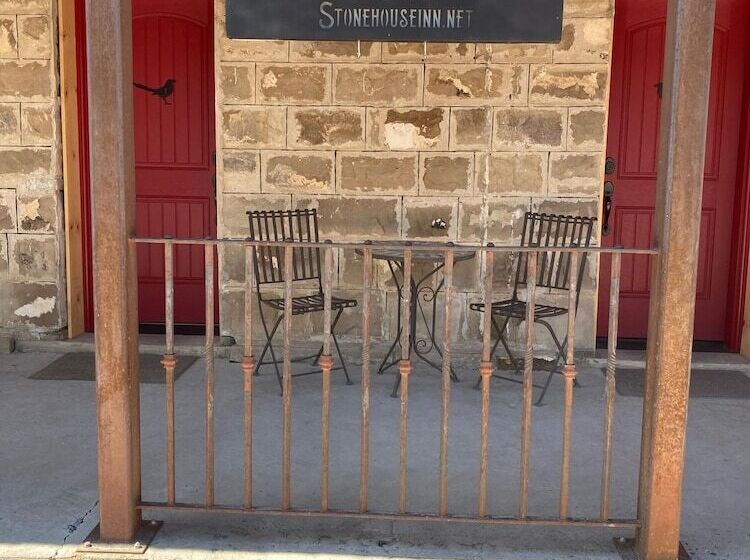 بنسيون The Stone House Inn