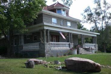 تختخواب و صبحانه Prairie Creek Inn