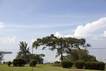 هتل Ssese Habitat Resort