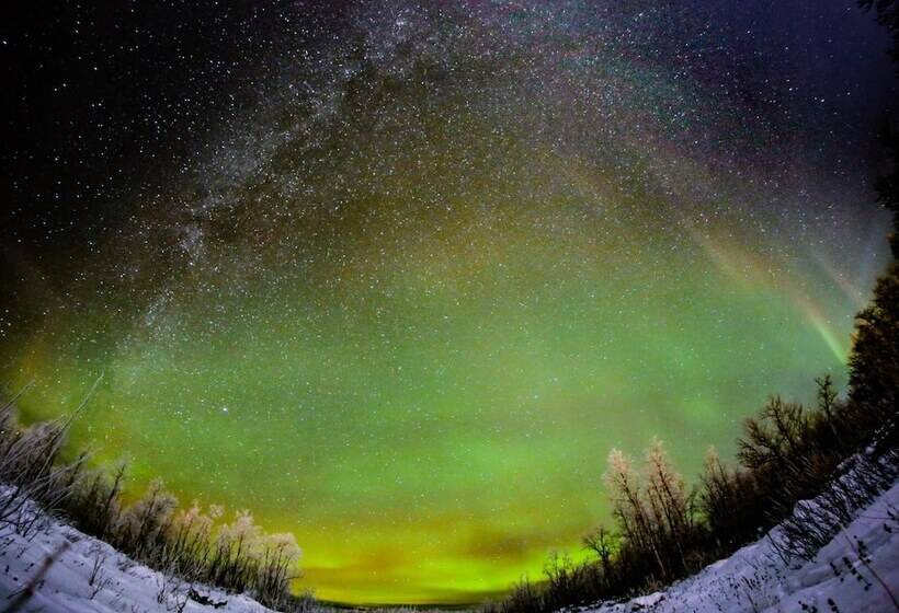 هتل Máttaráhkká Northern Light Lodge