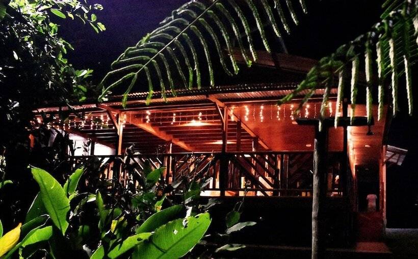 هتل Amuntai Rainforest Lodge