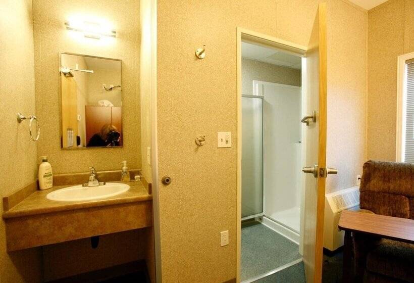 בית מלון כפרי Brooks Camp