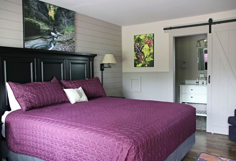 Отель Plum Point Lodge