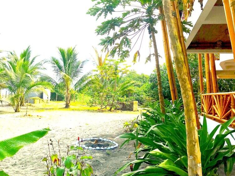 هتل Seaside Garden Ecolodge Mompiche