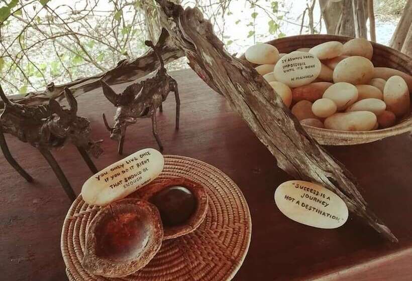 هتل Wami River Bush Retreat Kisampa