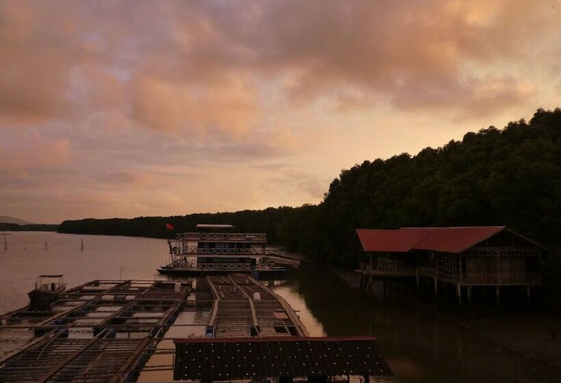 Bakau Hijau Riverlodge   Hostel