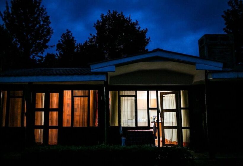 هتل Aberdare Cottages & Fishing Lodge