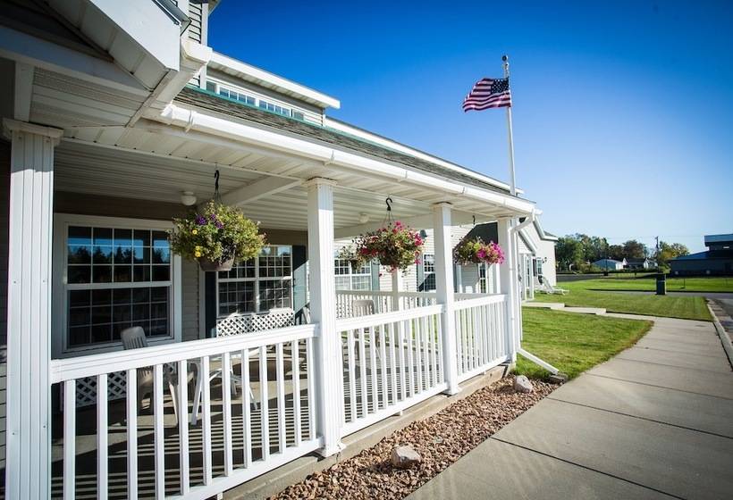 هتل Chisholm Inn & Suites