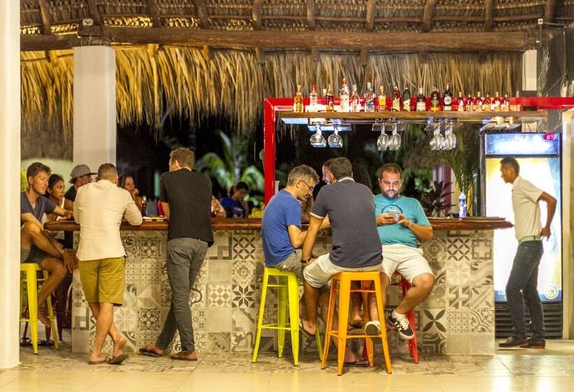 هاستل Las Dunas Surf Resort