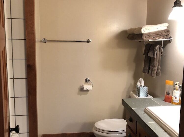 Bed and Breakfast Comstock Premier Lodge Llc
