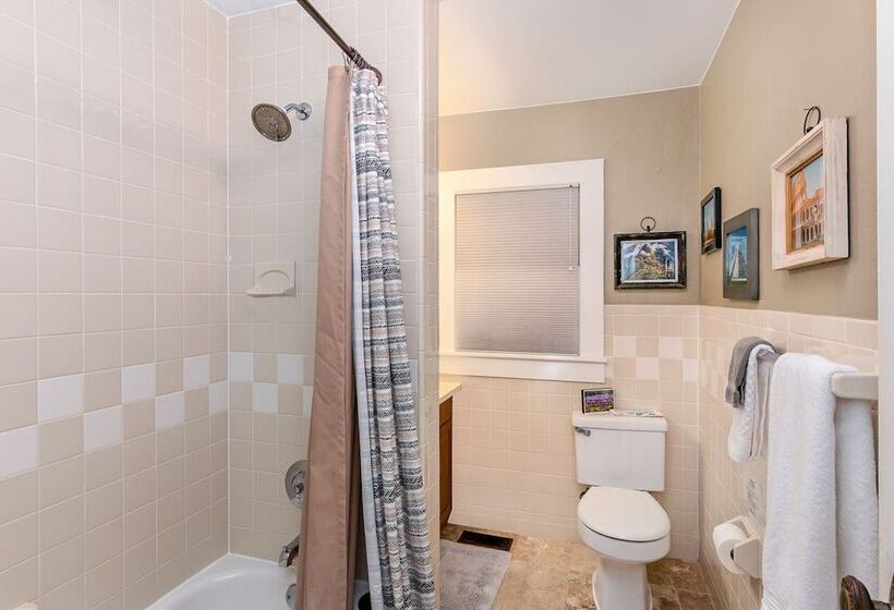 Bed and Breakfast The Wayward Traveler S Inn