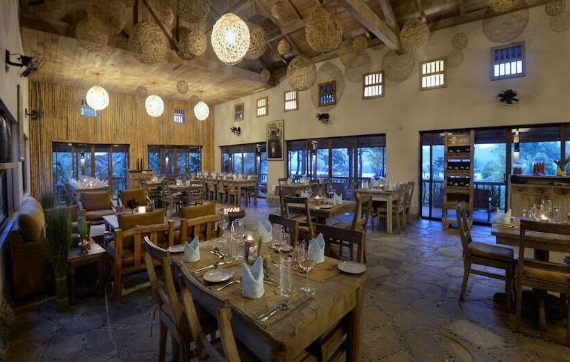 هتل Barahi Jungle Lodge