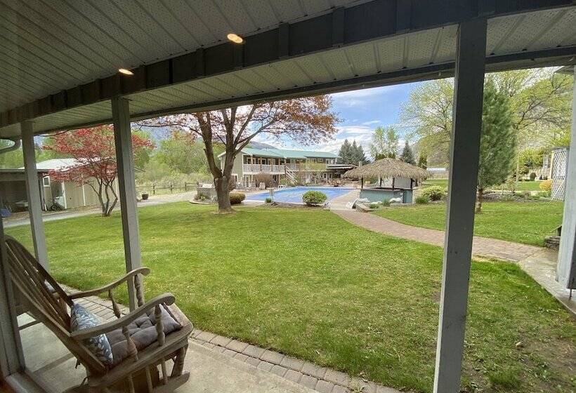 בית מלון כפרי Similkameen Wild Resort & Winery