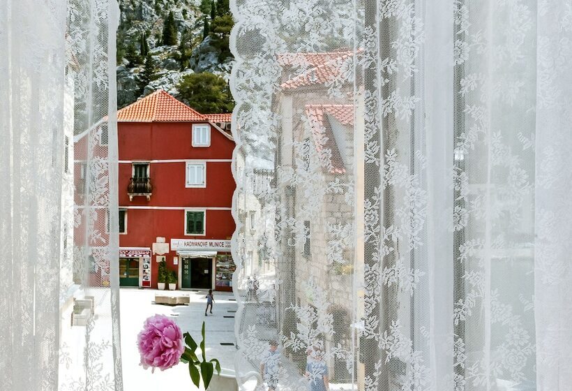 پانسیون Inn By The River