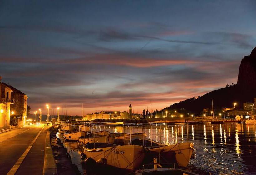 پانسیون Inn By The River