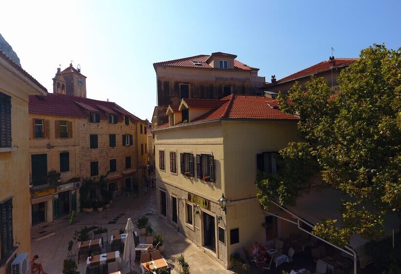 پانسیون Inn By The River