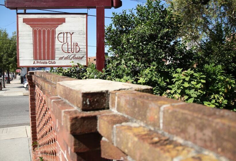 مسافرخانه City Club Of Wilmington