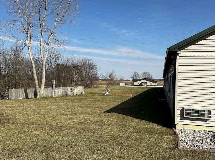 בית מלון כפרי Attica Inn