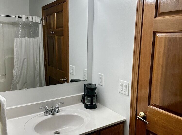 בית מלון כפרי Attica Inn