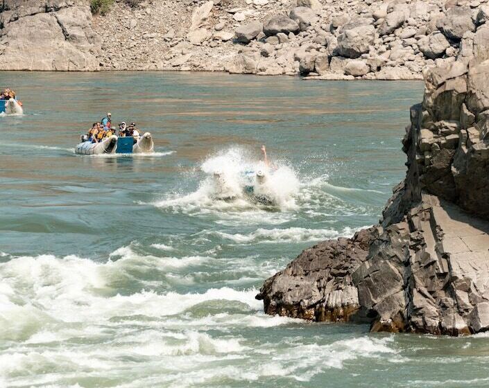 בית מלון כפרי Kumsheen Rafting Resort