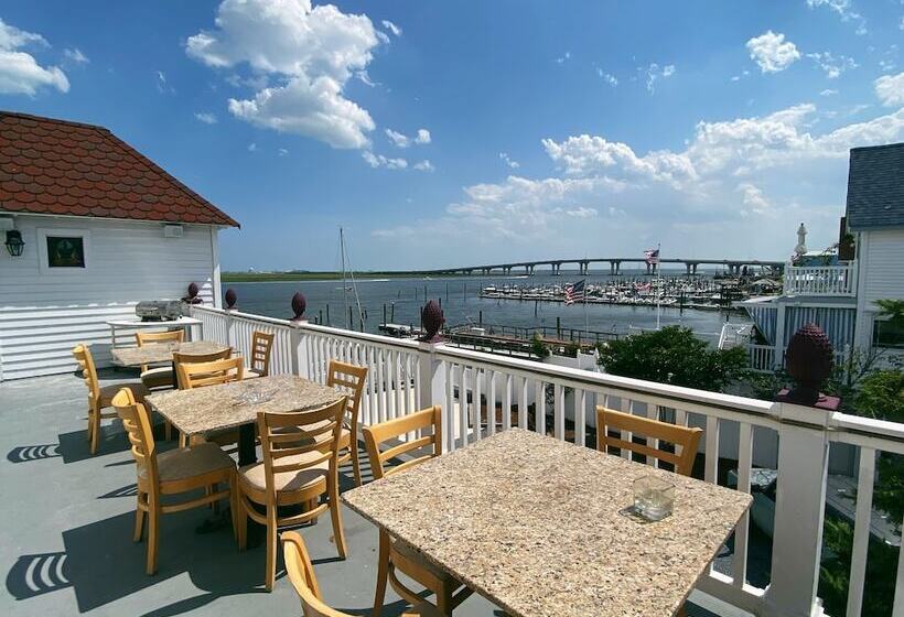 Отель Tavern On The Bay Resort
