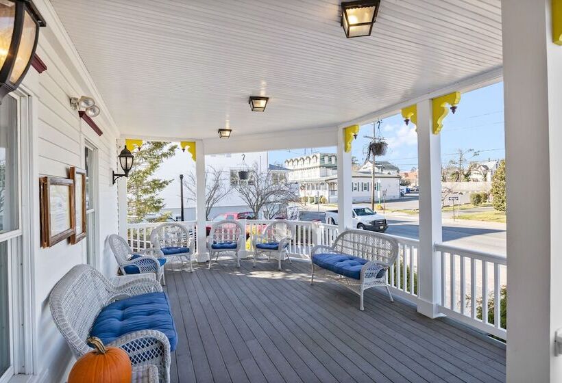 Отель Tavern On The Bay Resort