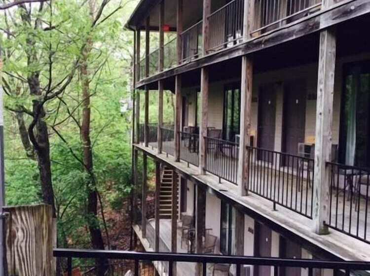 فندق على الطريق Compton Ridge Resort