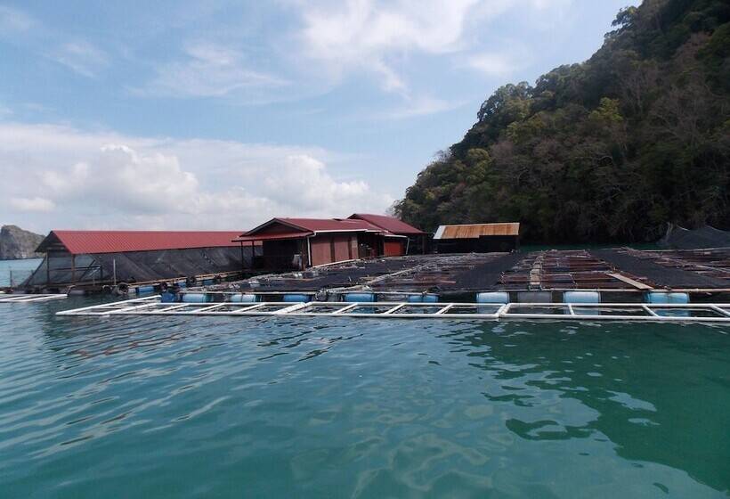 Пансион Terapung Hotel & Fish Garden