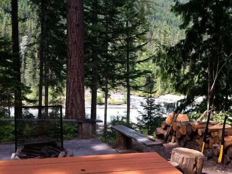 צימר Mount Robson Mountain River Lodge