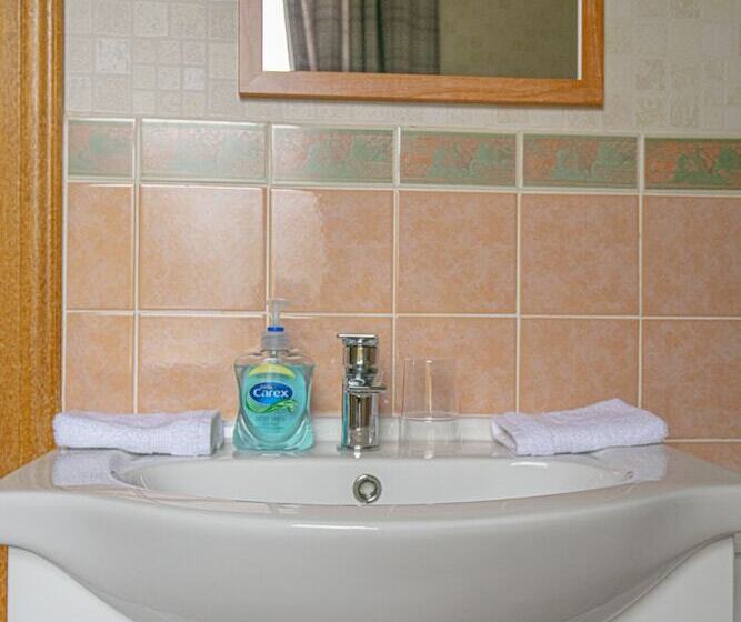 住宿加早餐  The Hawthorns