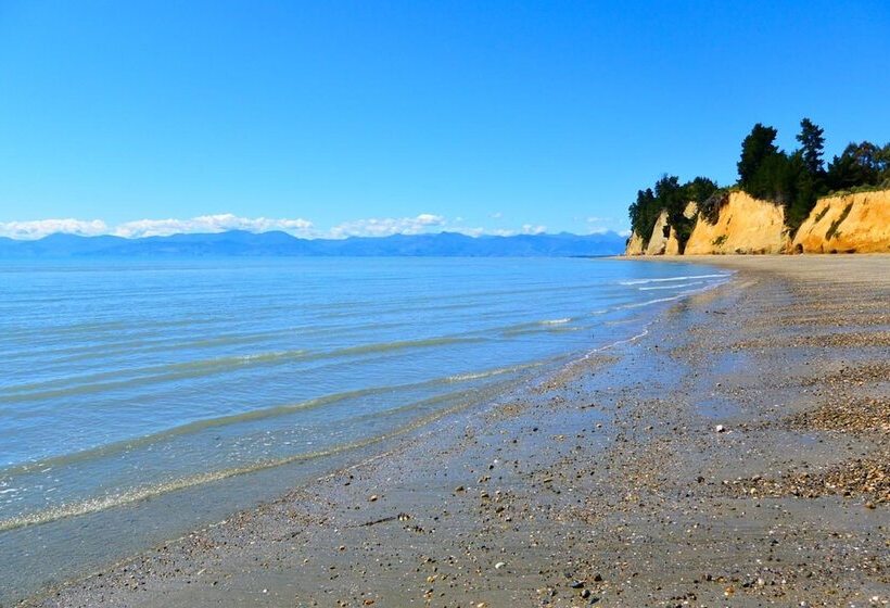 تختخواب و صبحانه The Waters