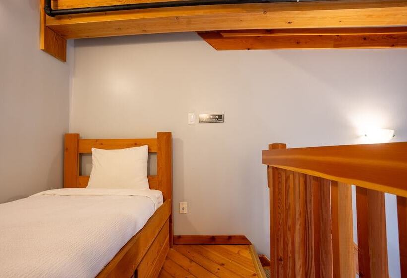 בית מלון כפרי Basecamp Lodge Golden