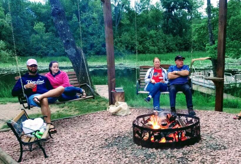 هتل Curriers Lakeview Lodge