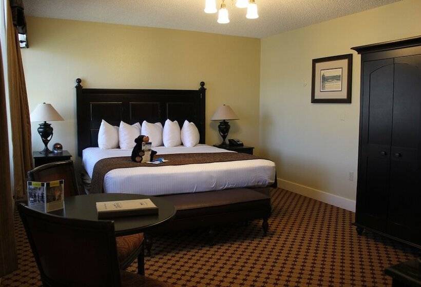 Lake Yellowstone Hotel & Cabins   Inside The Park