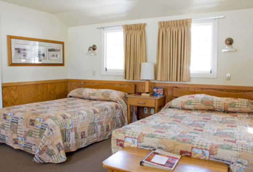 Lake Yellowstone Hotel & Cabins   Inside The Park