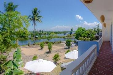 تختخواب و صبحانه The Moon River Homestay & Villa