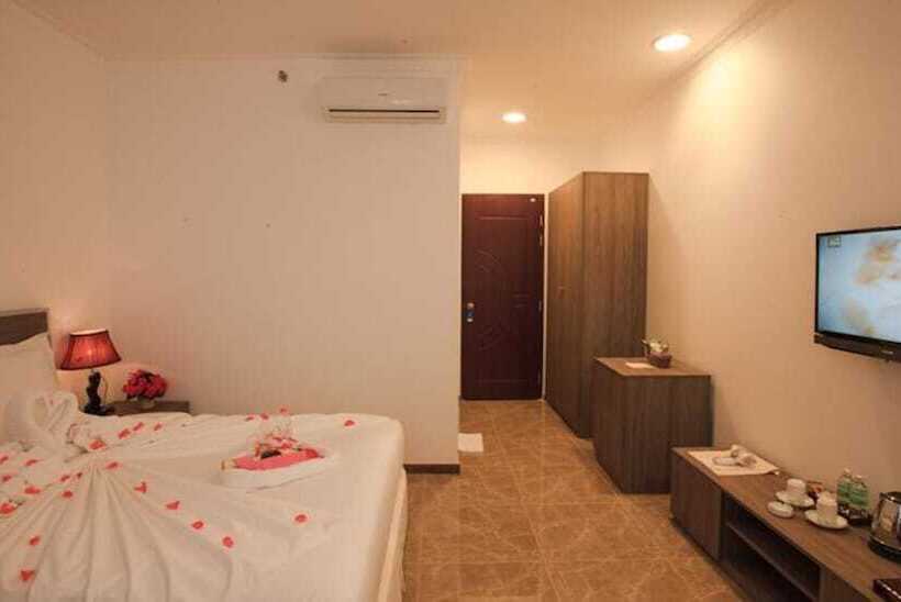 Den Long Do Hotel & Restaurant