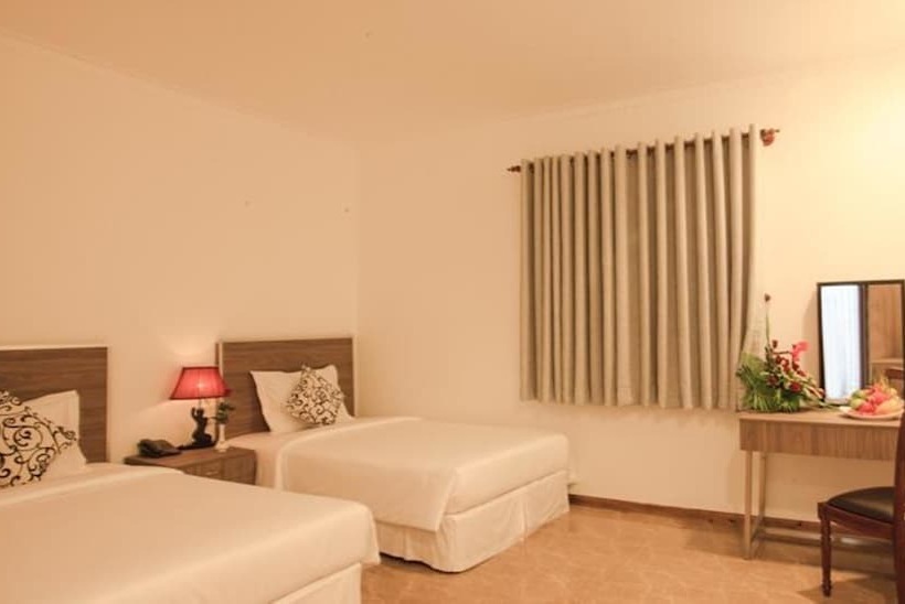 Den Long Do Hotel & Restaurant
