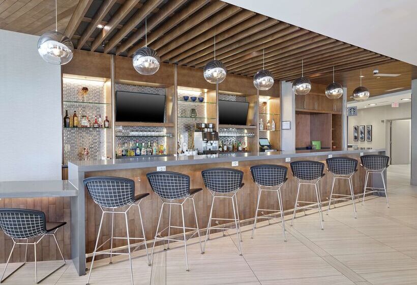 בית מלון כפרי Doubletree By Hilton Edmonton Downtown